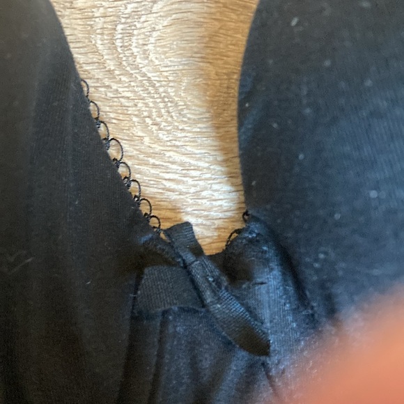 Victoria’s Secret 38ddd black silky lace trim underwire bra. - Picture 4 of 9